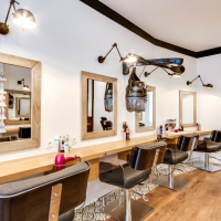 Métamorphose d'un salon de coiffure à Paris par l'agence At-Ôme
