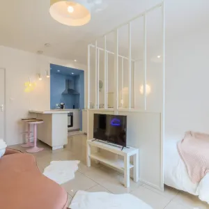 Vignette Rénovation complète d'un logement pour un airbnb dans un esprit confiserie. Du concept complet en passant par le projet , les ac