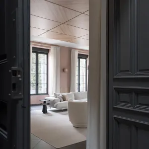 Vignette Vue depuis l’accès de la suite, révélant un dialogue maîtrisé entre éléments patrimoniaux et aménagement contemporain. Travail s