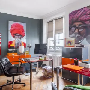 Vignette Un bureau en duo aux couleurs dynamiques avec mise en avant de photos d'artistes