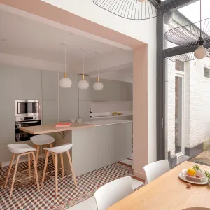 Vignette Mur pignon retiré pour ouvrir l’espace et doubler la surface au sol de la cuisine • Photo : @sabine_serrad