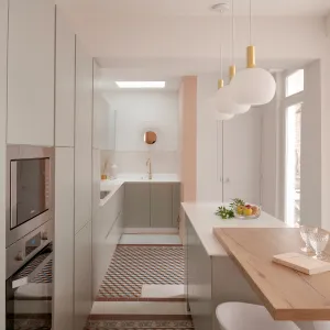 Vignette Nous avons conservé et restauré les superbes carreaux de ciment au sol • un des enjeux de notre travail a été d’apporter de la l