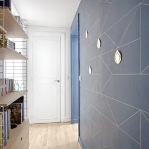 Vignette Couloir au papier peint bleu graphique
