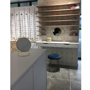 Vignette espace femmes coiffeuse lunettes