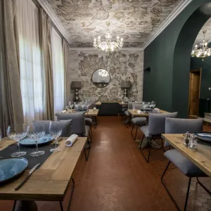 Vignette la salle de restaurant et son plafond enluminé