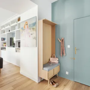 Vignette Une entrée ouverte sur le séjour pour être baignée de lumière. Un meuble parfaitement intégré a été dessiné sur mesure.
