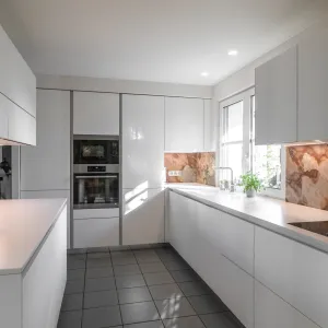 Vignette finition blanche avec une crédence en feuille de pierre