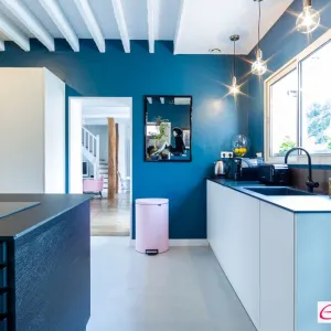 Vignette cuisine moderne sur fond bleu vue sur les meubles