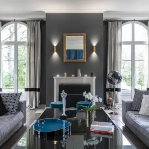 Vignette Le salon, ses canapés et la cheminée, du gris et des touches de bleu