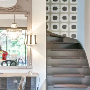 Vignette escalier noir habillé de papier peint