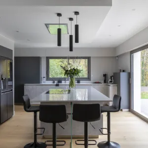 Vignette Une cuisine aux tons gris et noir mat