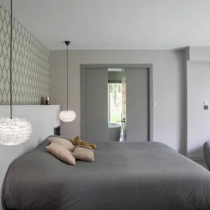 Vignette Vue de la chambre aux tons gris et touches de nude doré