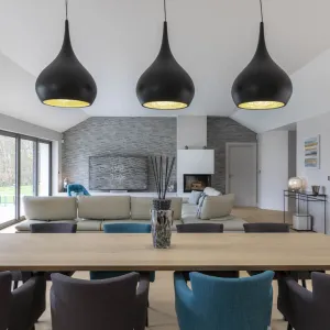 Vignette Vue de la salle à manger vers le salon, suspensions effet drop noires