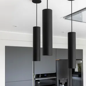 Vignette Suspensions noir mat et le mur d'électroménager avec une cave à vins