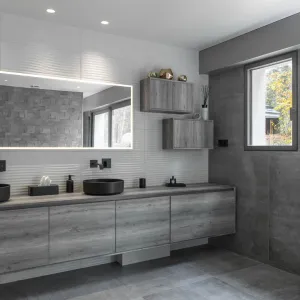 Vignette Linéaire de salle de bains avec vasques noires avec miroir vers la baignoire