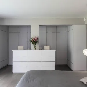 Vignette Le grand dressing de la chambre grise