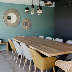 Vignette Salle à manger plafond foncé suspensions verre