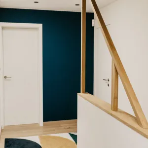 Vignette Hall de nuit tons bleu claustra bois