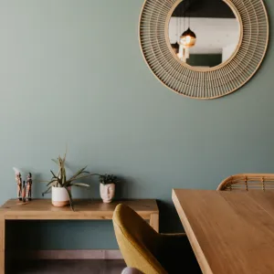 Vignette Détail mur vert salle à manger miroir