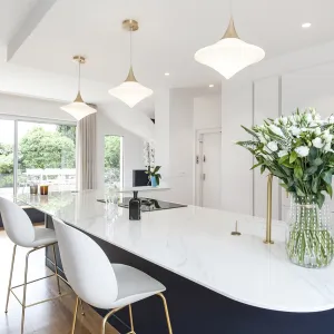 Vignette Magnifique cuisine design épurée blanche et or