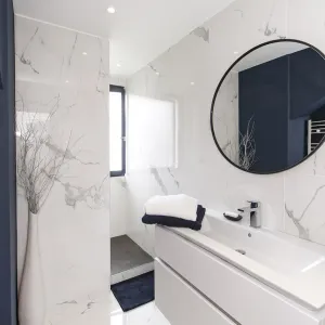 Vignette Salle de bain marine et marbre tout en élégance