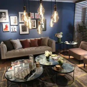 Vignette Tables et lampes suspendues