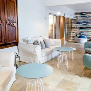 Vignette Le séjour avec son panoramique coloré et tons lin