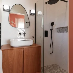 Vignette Une salle de bains rétro et graphique