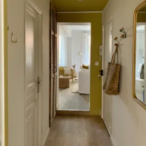 Vignette Un couloir chaleureux sépare le coin nuit de l'espace salon de ce Airbnb en Provence