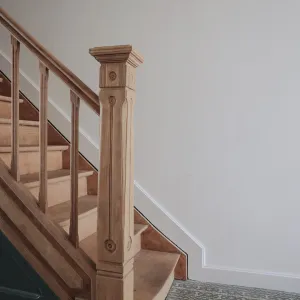 Vignette Escalier maison de maître en bois et carrelage ancien