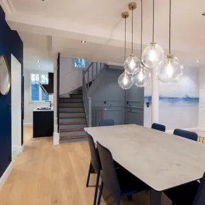 Vignette Salle à manger avec porte secrètes et moulures