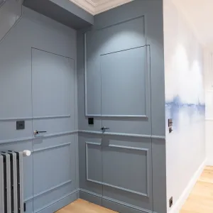 Vignette Porte secrète à charnière invisible et moulures