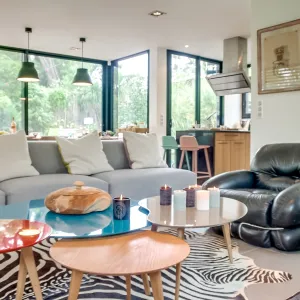 Vignette salon en bord de mer avec cuisine ouverte