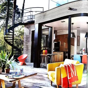 Vignette Terrasse colorée pour maison bord de mer fait la une de la presse deco