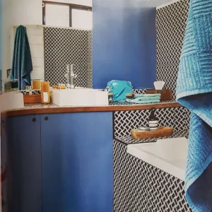 Vignette salle de bain bleue et noire