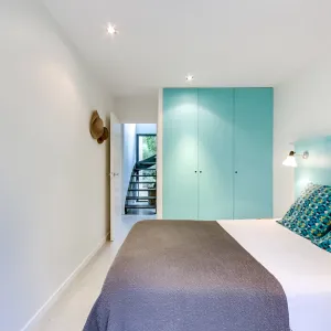 Vignette chambre bord de mer couleur lagon toute en simplicité pour la mise en location