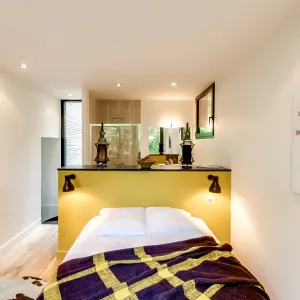 Vignette chambre tout de jaune vêtue avec sa salle de bain intégrée
