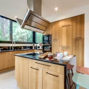 Vignette cuisine bois brute et pierre noire