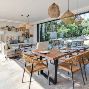 Vignette séjour esprit nature ouvert sur les extérieurs