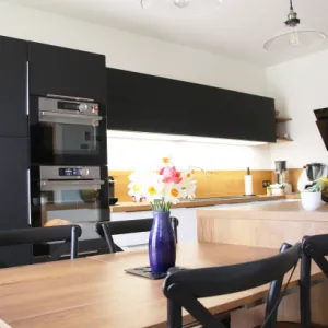 Vignette Rénovation complète d'une cuisine bois blanc et noir en Fenix