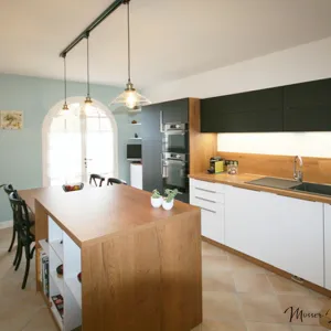 Vignette Rénovation complète d'une cuisine bois blanc et noir en Fenix