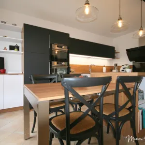 Vignette Rénovation complète d'une cuisine bois blanc et noir en Fenix