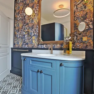 Vignette Meuble vasque marbre de carrare et tapisserie