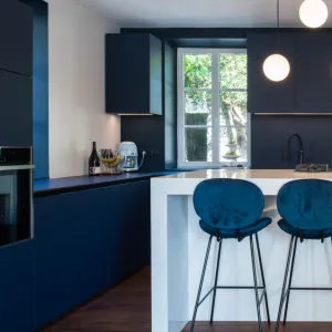 Vignette Une cuisine en Fenix bleu profond réalisée 100% sur-mesure