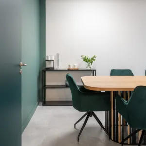 Vignette salle de réunion avec la création d'une table sur mesure en bois massif et métal