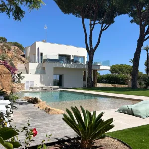 Vignette Conception du paysager extérieur en rénovation totale du jardin avec sa piscine - Agenec SORO