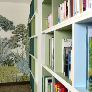 Vignette Zoom sur la bibliothèque aux couleurs de la nature, par CREA DECO, Décoratrice UFDI à Honfleur