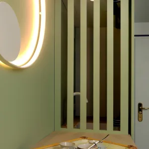 Vignette Zoom sur le claustra sur-mesure qui cache la kitchenette, par CREA DECO, Décoratrice UFDI à Honfleur