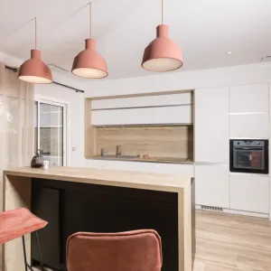 Vignette La cuisine et son ilot, dans les tons, blanc, bois et terracota