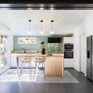 Vignette Rénovation cuisine avec ilôt et arriere cuisine, par Madame B, Architecte d'intérieur UFDI, Ventabren